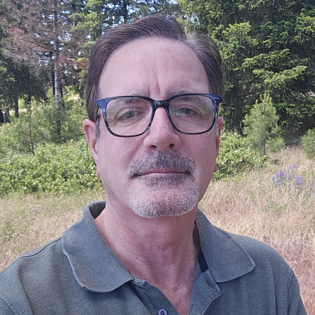 6a32a379e1968_Forest Headshot with glasses glare2
